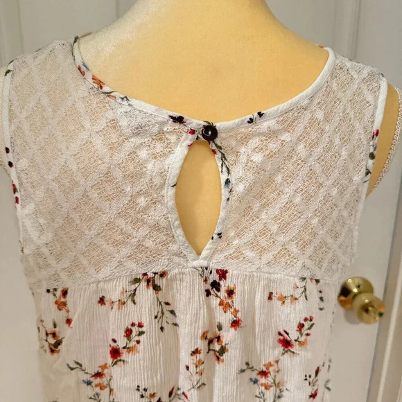 Mason & Belle Floral Sleeveless Top Lace Accents - Picture 4 of 7